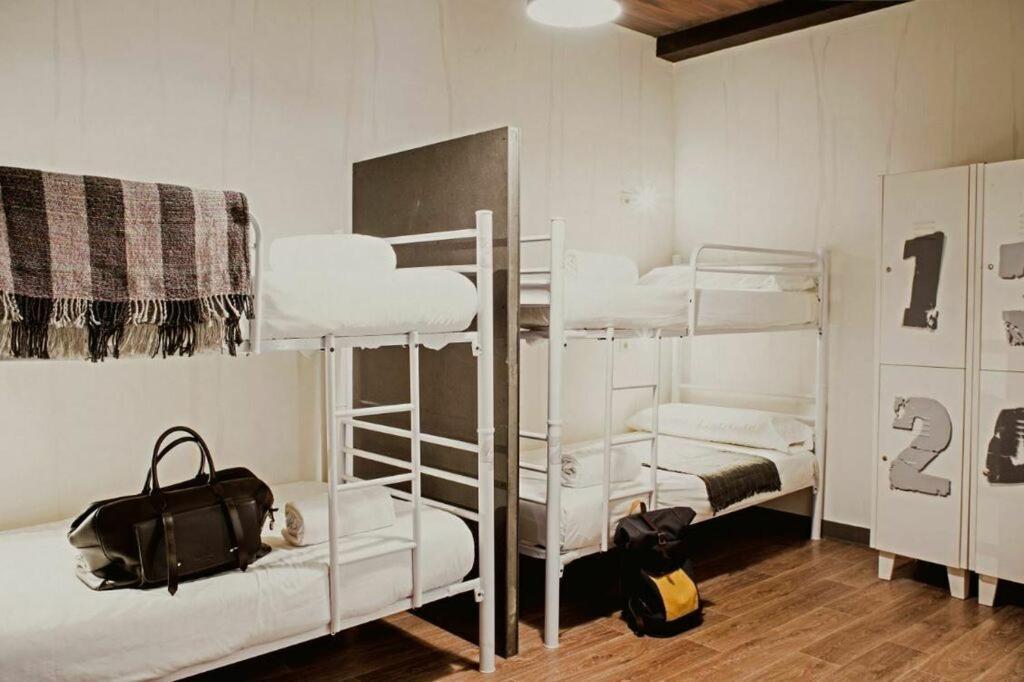 Room00 Ventura Hostel Madrid Eksteriør bilde