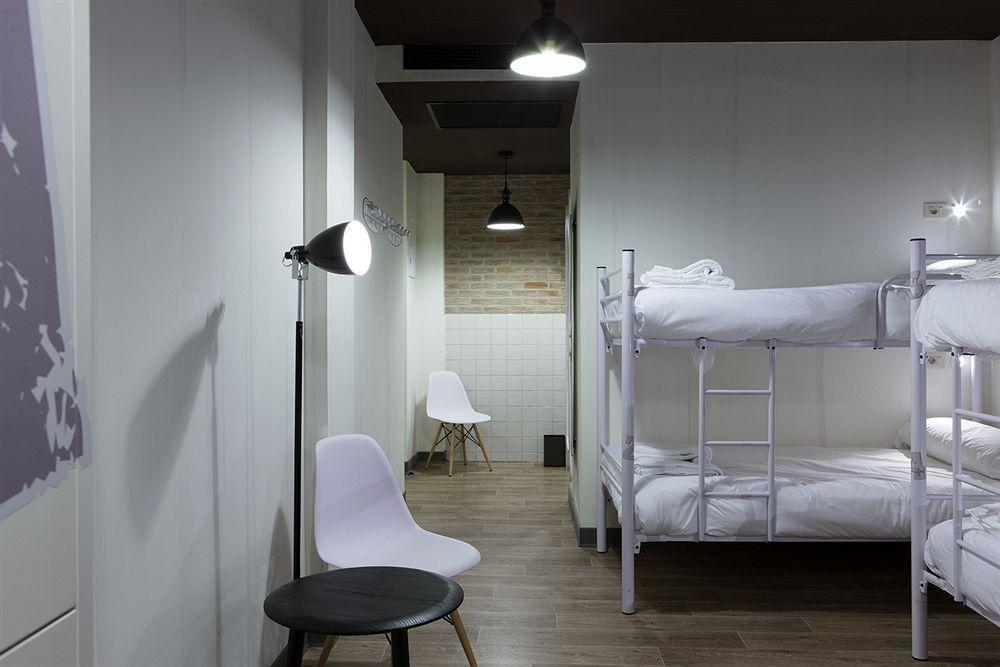 Room00 Ventura Hostel Madrid Eksteriør bilde