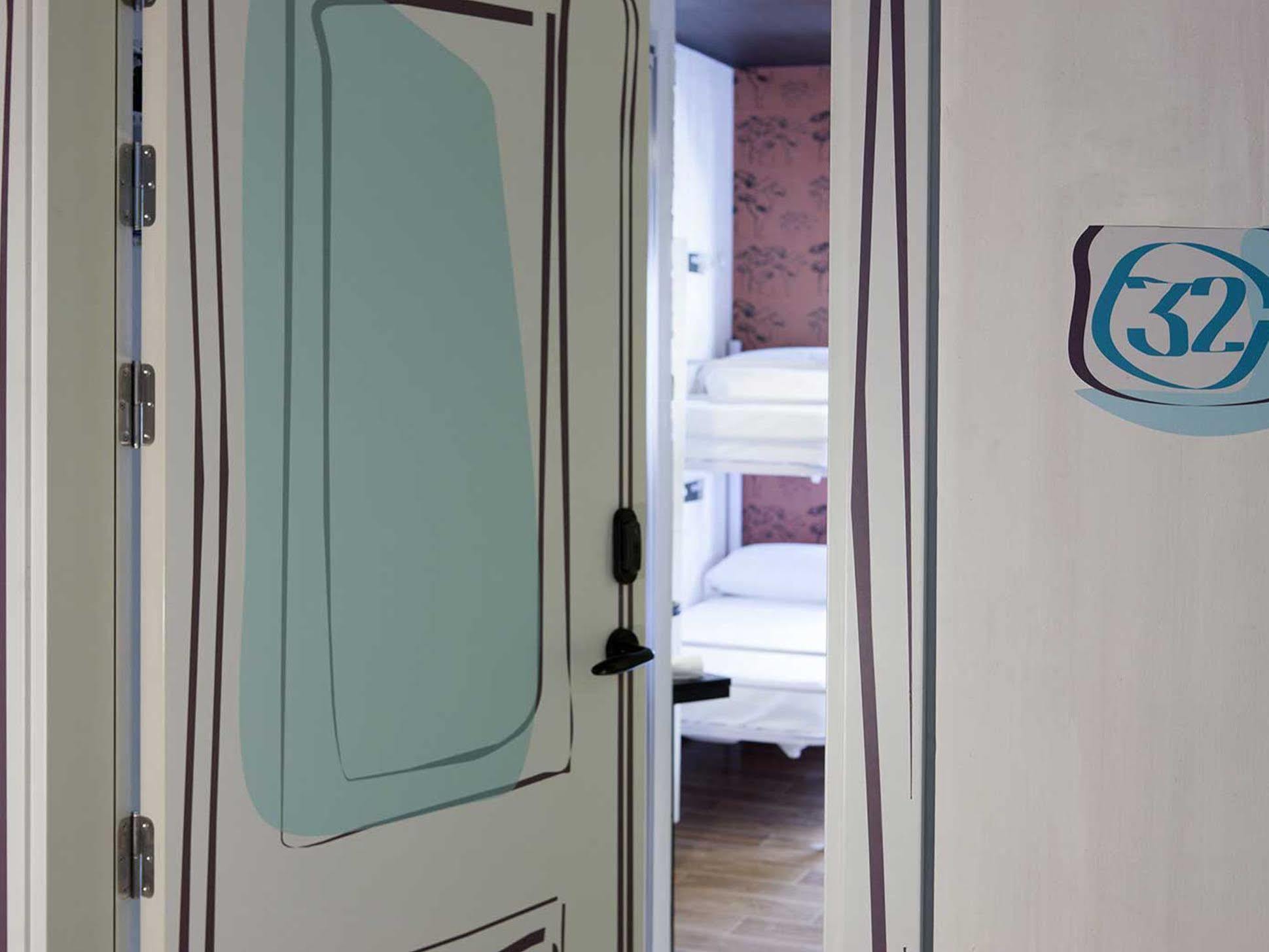 Room00 Ventura Hostel Madrid Eksteriør bilde
